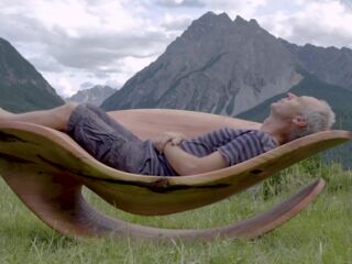 Freischwingender Liegesessel aus Mammutholz Freischwingender Liegesessel aus Mammutholz